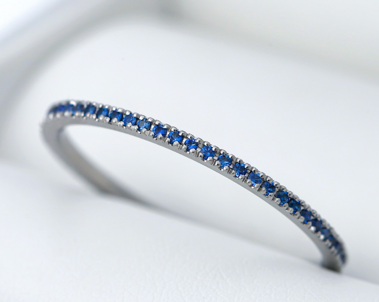 Mini Addon aus Edelstahl, vollständig mit 0.9mm blauen Saphiren besetzt – exklusiv für den Schweizer mood Ring