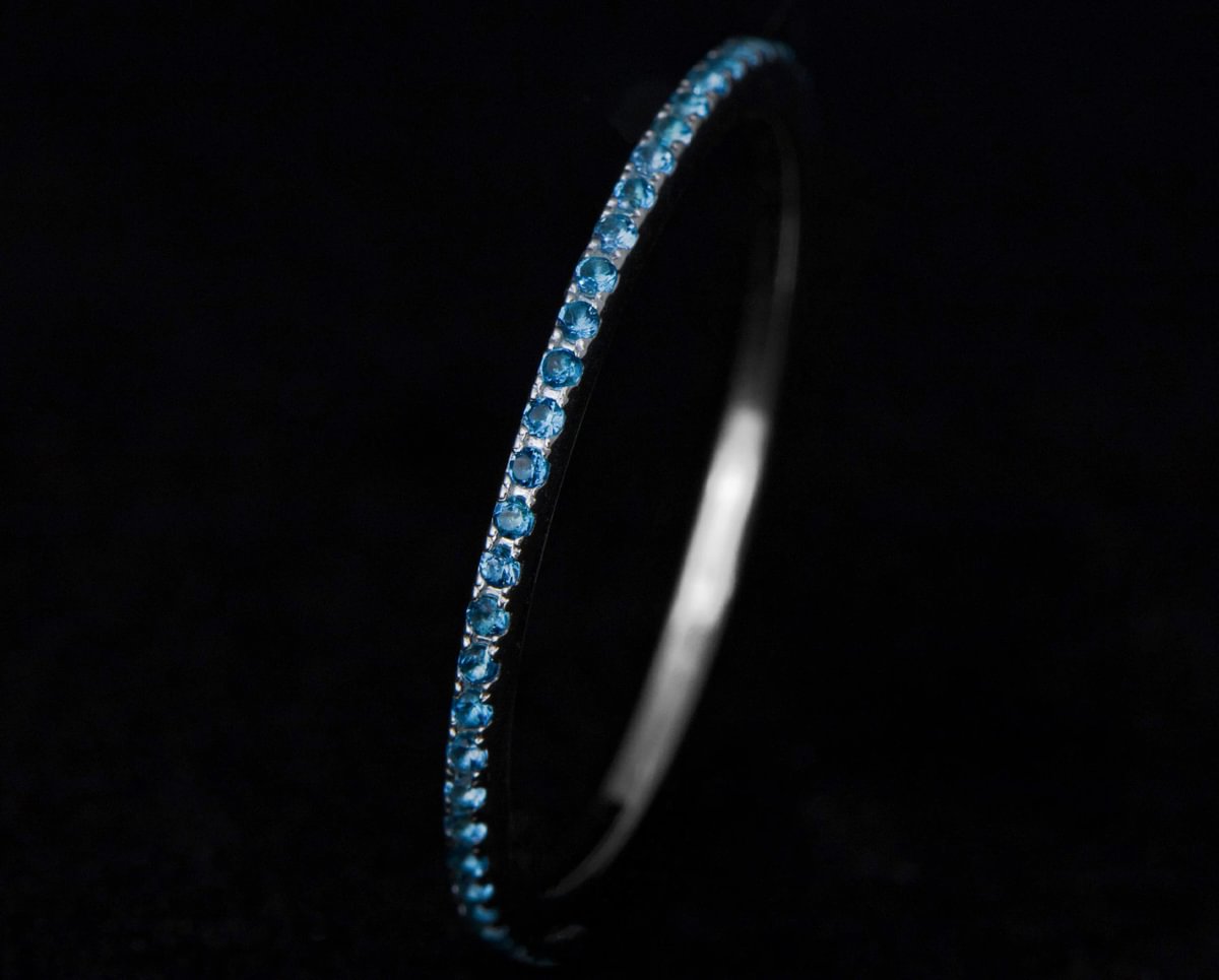 Mini Addon aus Silber, vollständig mit 0.9mm Topas Steinen besetzt – exklusiv für den Schweizer mood Ring