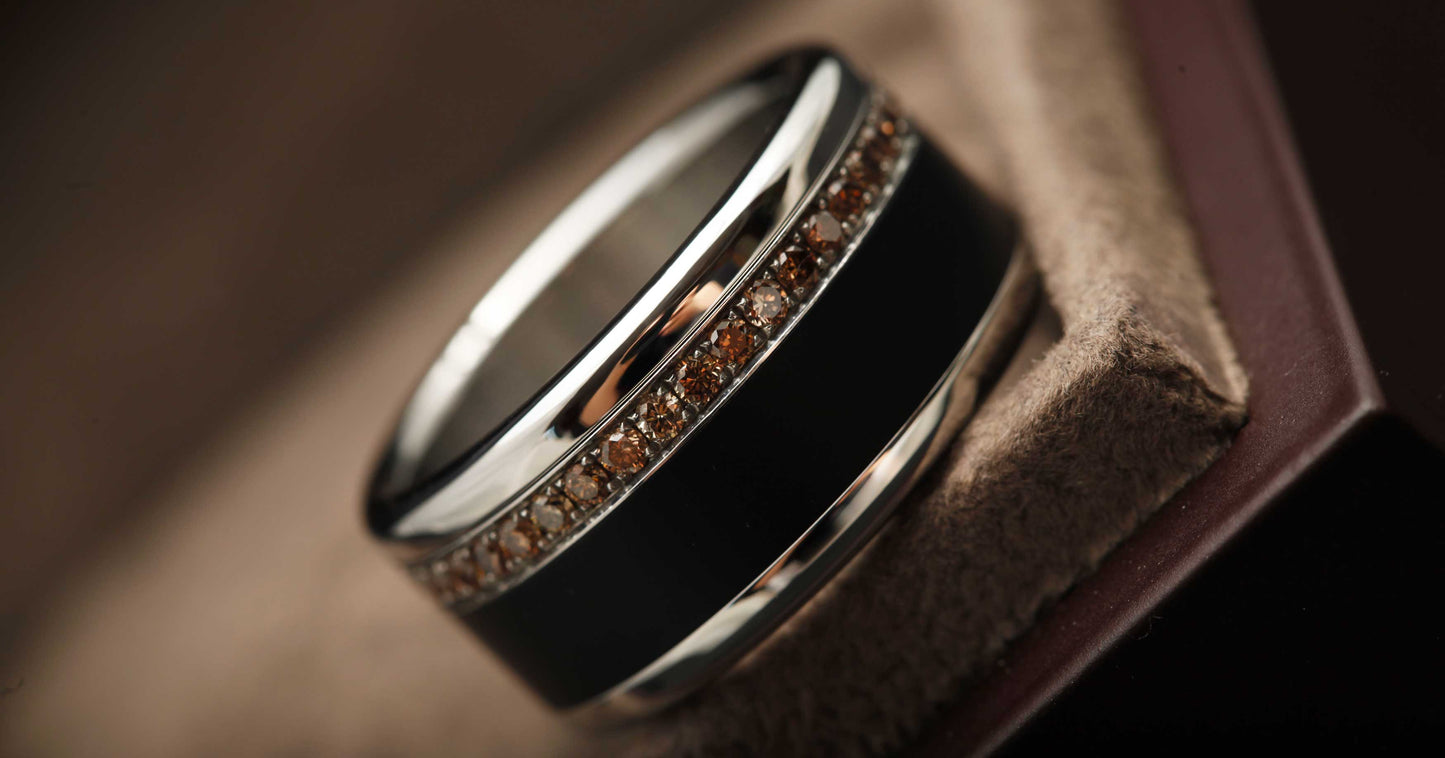 Schmuckbox - braune Diamanten und schwarzes Aluminium