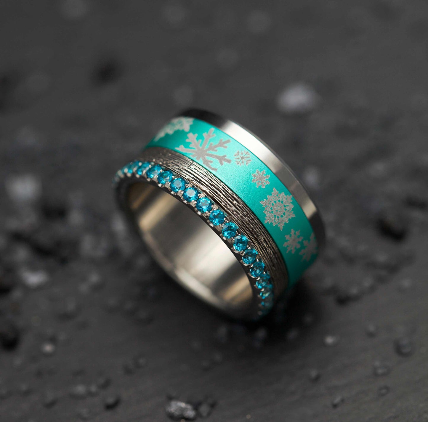 Base small entièrement sertie de topazes sur un côté