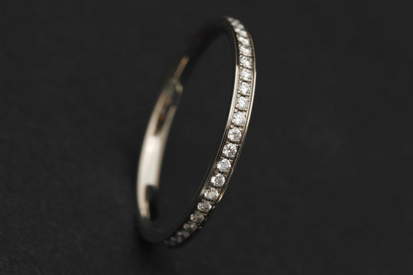 Gefährten-Ring aus Graugold mit 1.1mm Diamanten vollständig besetzt (pavierte Fassung)
