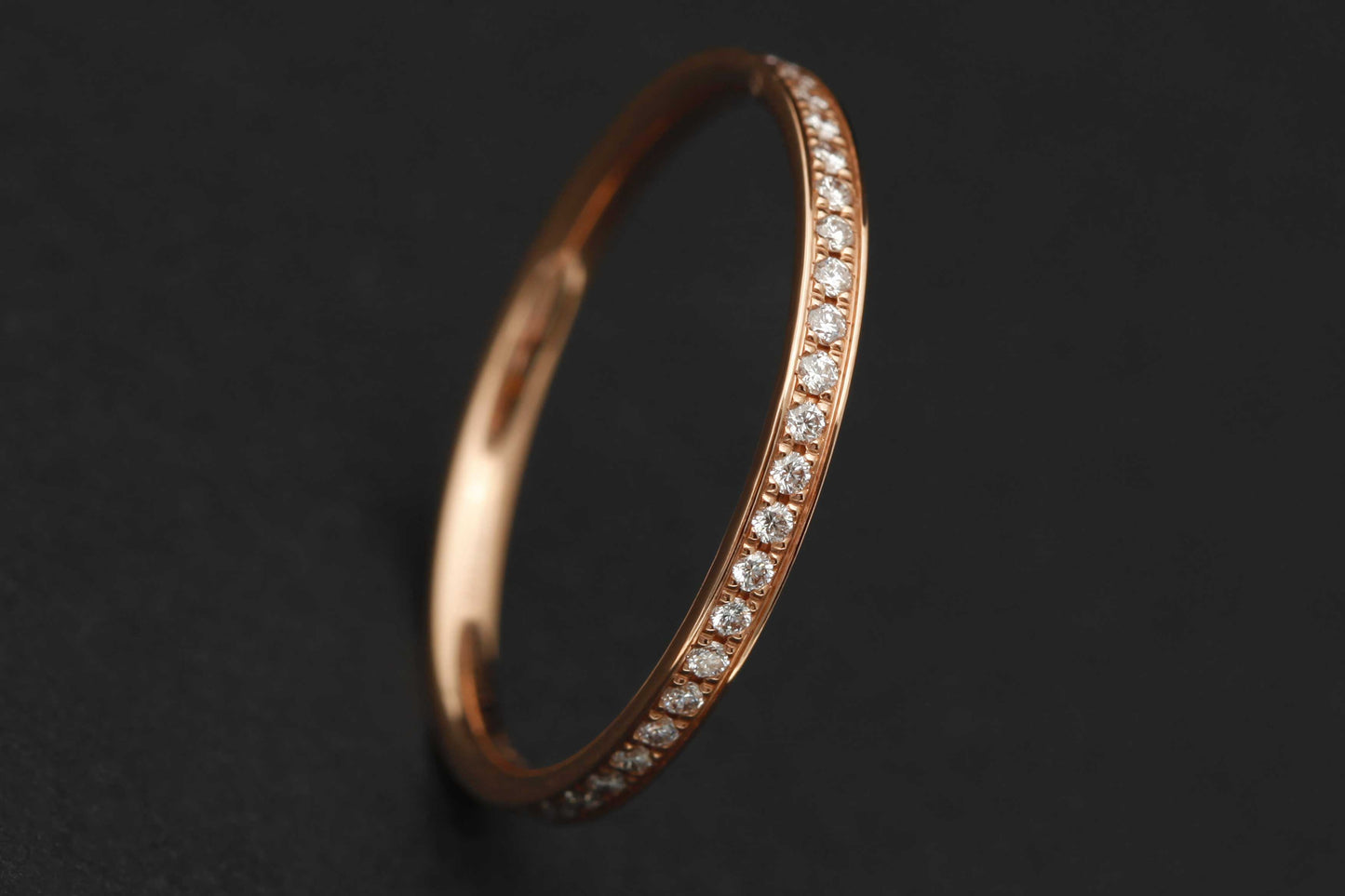 Gefährten-Ring aus Rotgold mit 1.1mm Diamanten vollständig besetzt (pavierte Fassung)