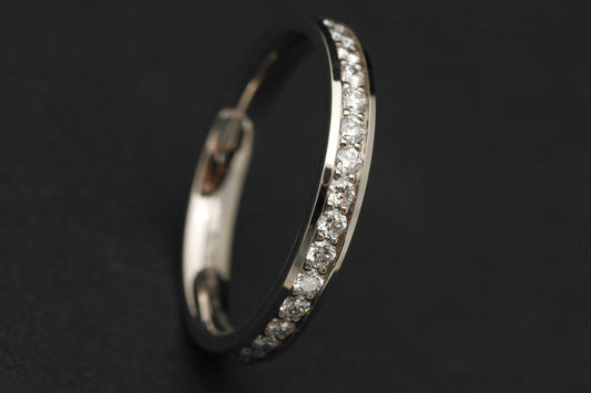 Gefährten-Ring aus Graugold mit 1.8mm Diamanten vollständig besetzt (Neokanalfassung)