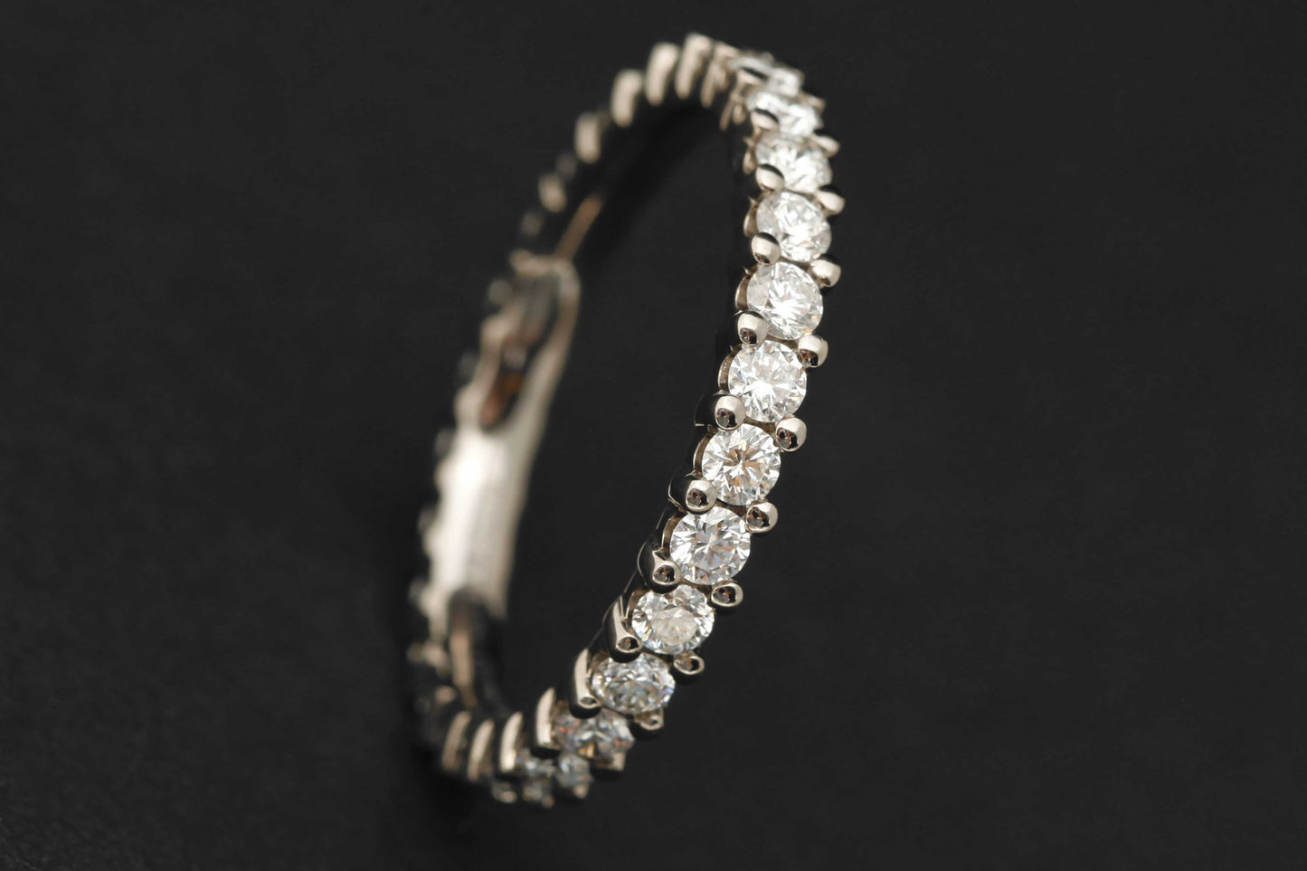 Gefährten-Ring aus Graugold mit 3.3mm Diamanten vollständig besetzt (Neokanalfassung)
