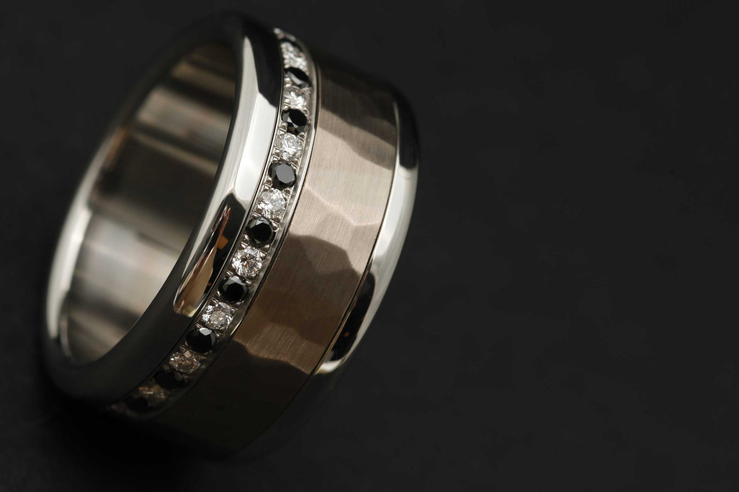 Medium Addon aus Stahl mit Diamanten und schwarzen 1,6mm Diamanten vollständig besetzt