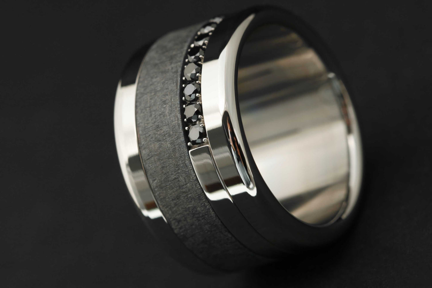 medium Addon aus Edelstahl zur Hälfte mit 1.9mm schwarzen Diamanten besetzt