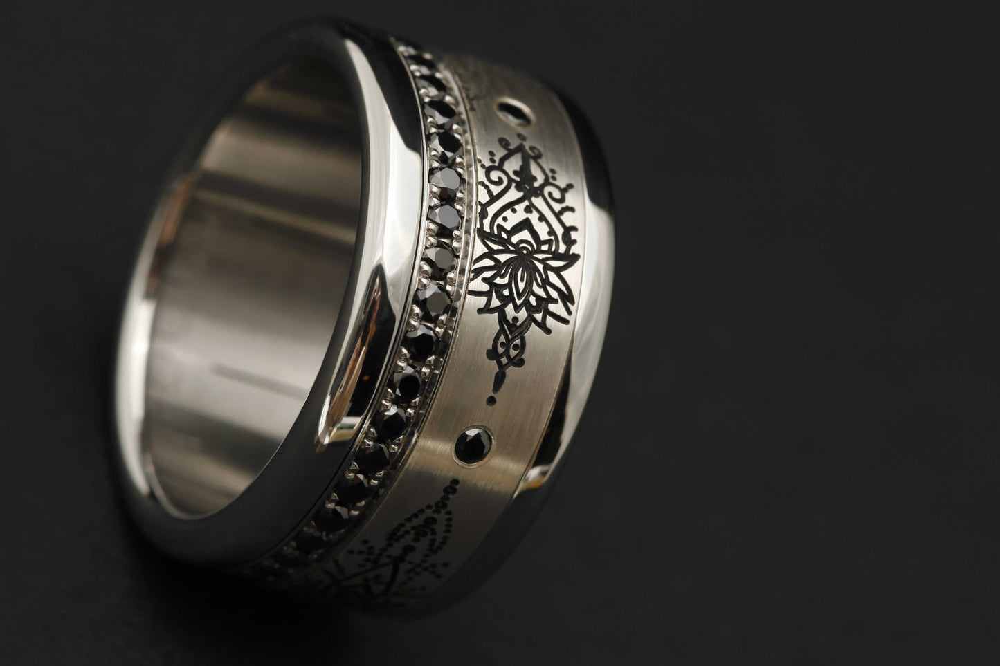 Medium Addon aus Stahl für personalisierbaren mood Ring mit schwarzen 1,6mm Diamanten vollständig besetzt