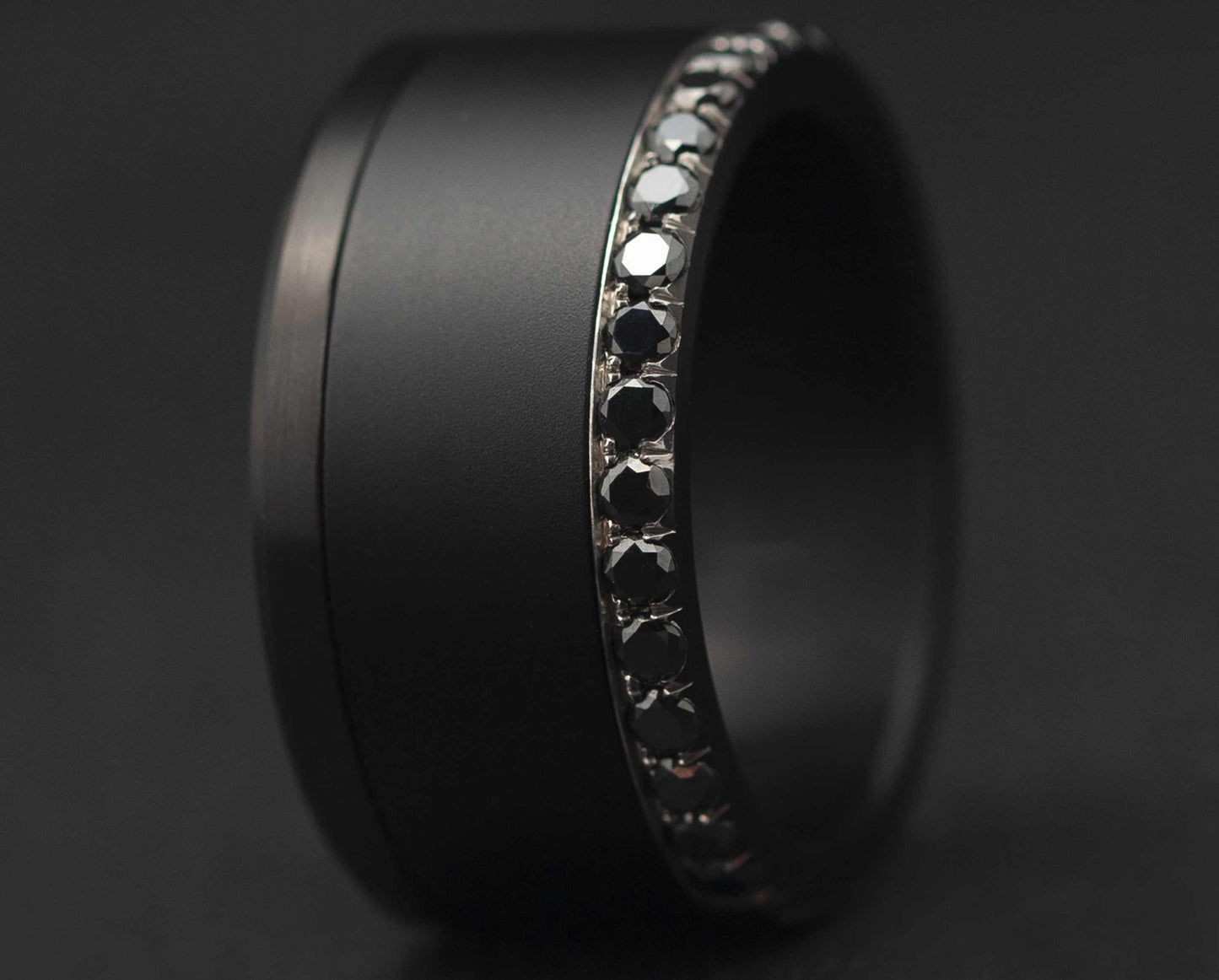 Small Black Fassung mit 1,9mm schwarzen Diamanten auf einer Seite vollständig besetzt